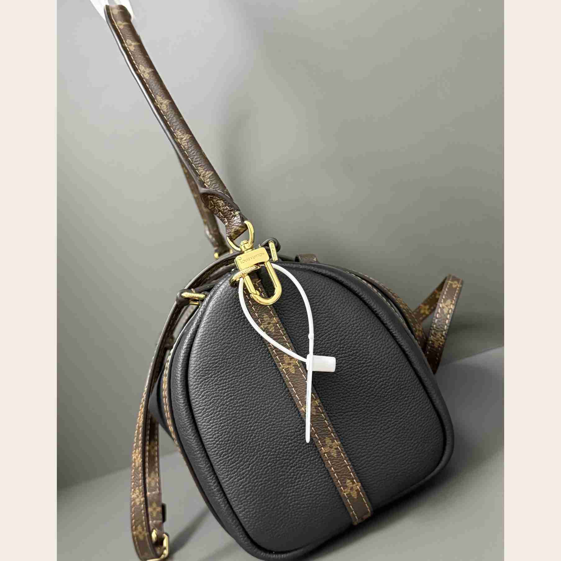 Louis Vuitton Express PM   M26039 - DopestKickz