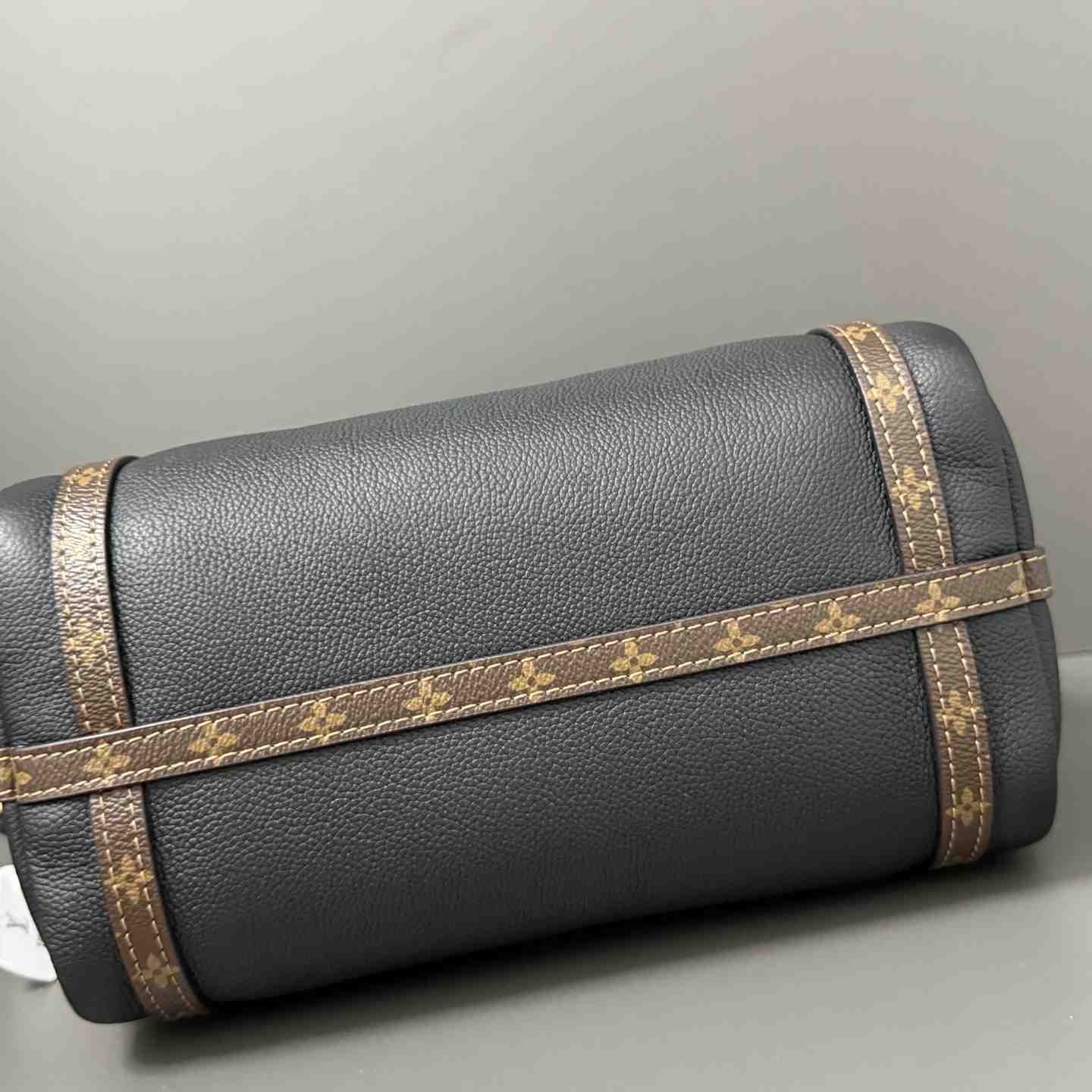 Louis Vuitton Express PM   M26039 - DopestKickz