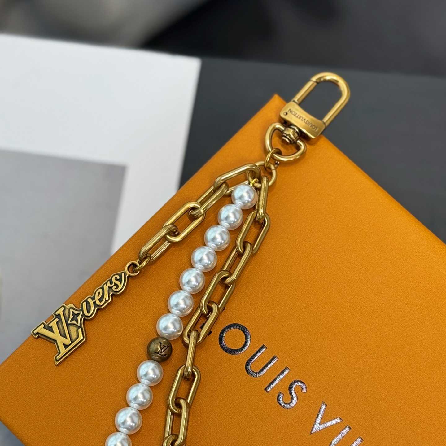 Louis Vuitton Pearls Mini Chain Belt   M03023 - DopestKickz