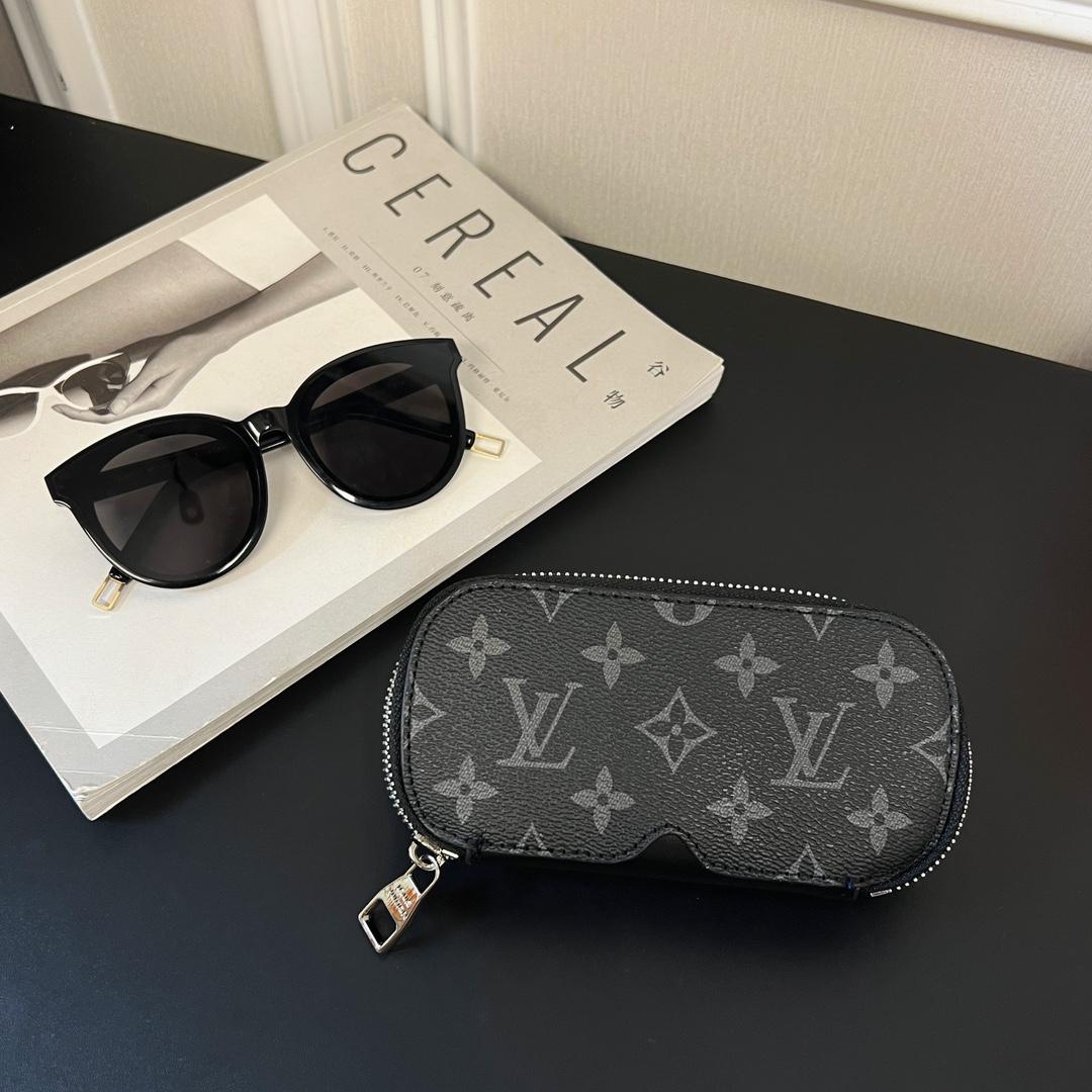Louis Vuitton Sunglasses Pouch - DopestKickz