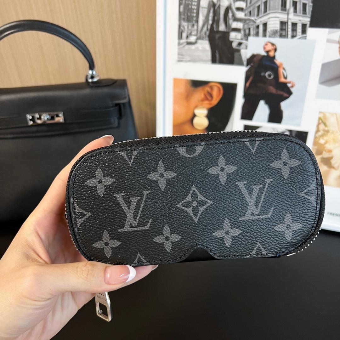 Louis Vuitton Sunglasses Pouch - DopestKickz