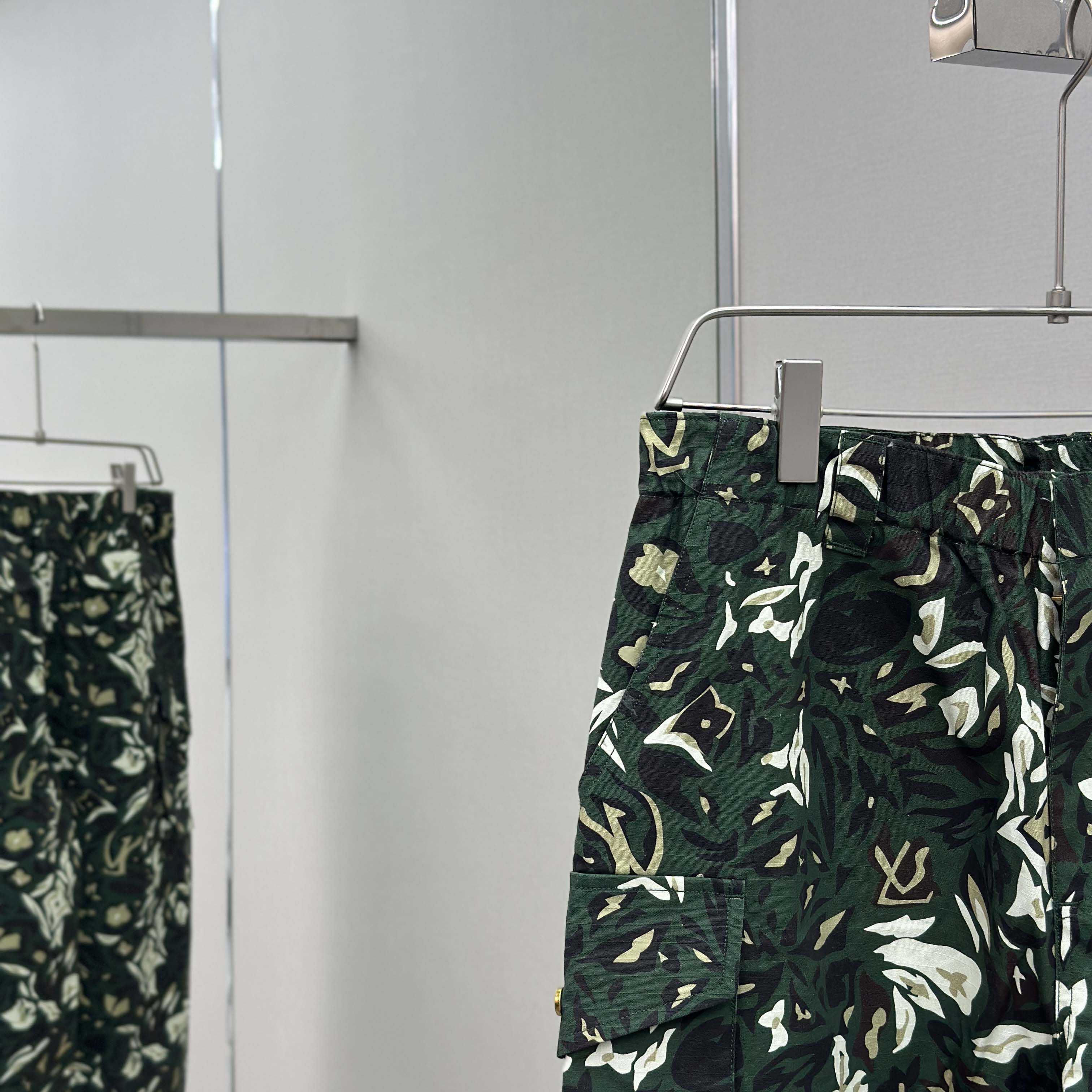 Louis Vuitton Multi Pocket Cargo Pants   1AIMEP - DopestKickz