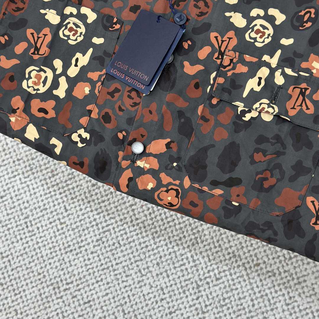 Louis Vuitton Printed Short-Sleeved Workwear Shirt   1AIMGT - DopestKickz