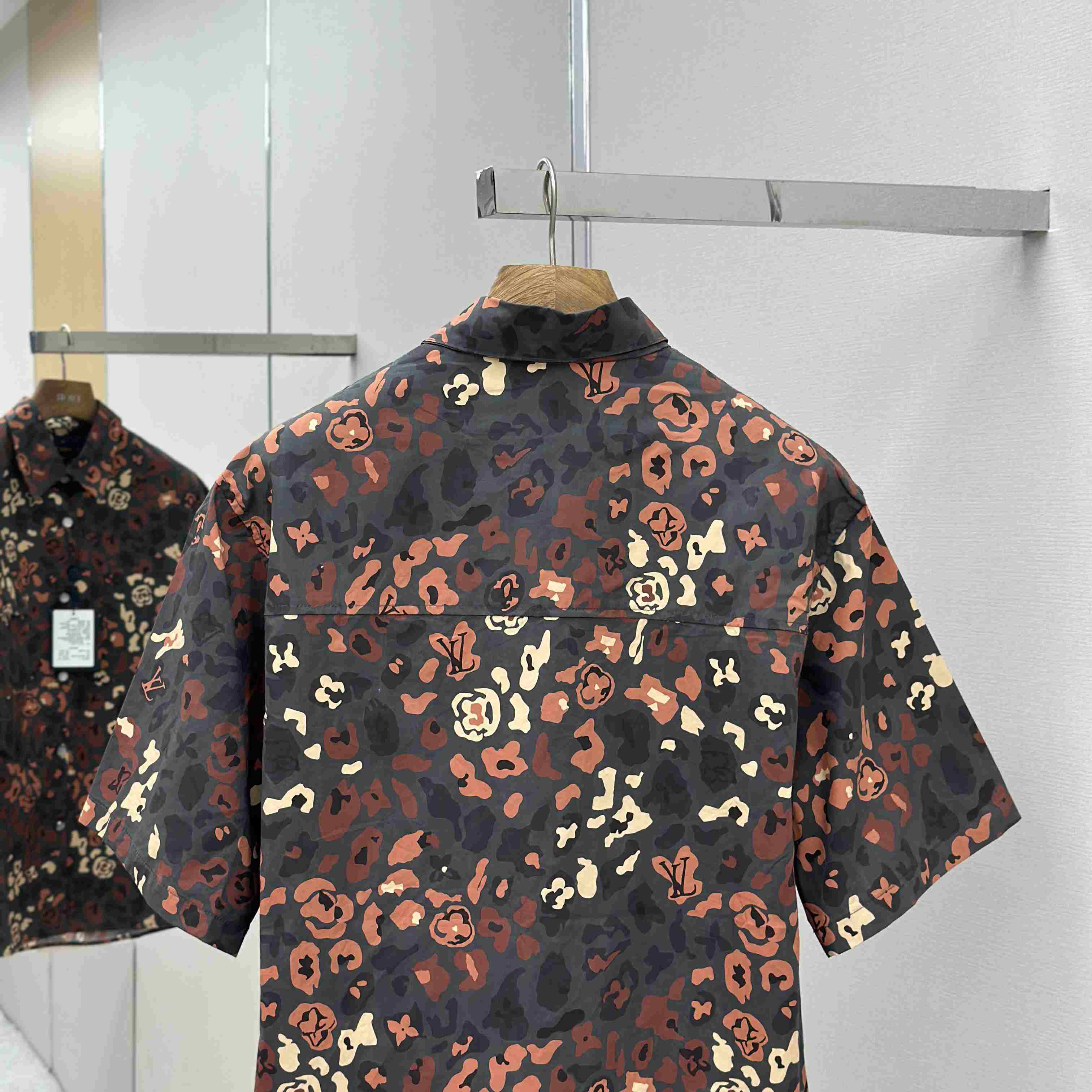 Louis Vuitton Printed Short-Sleeved Workwear Shirt   1AIMGT - DopestKickz