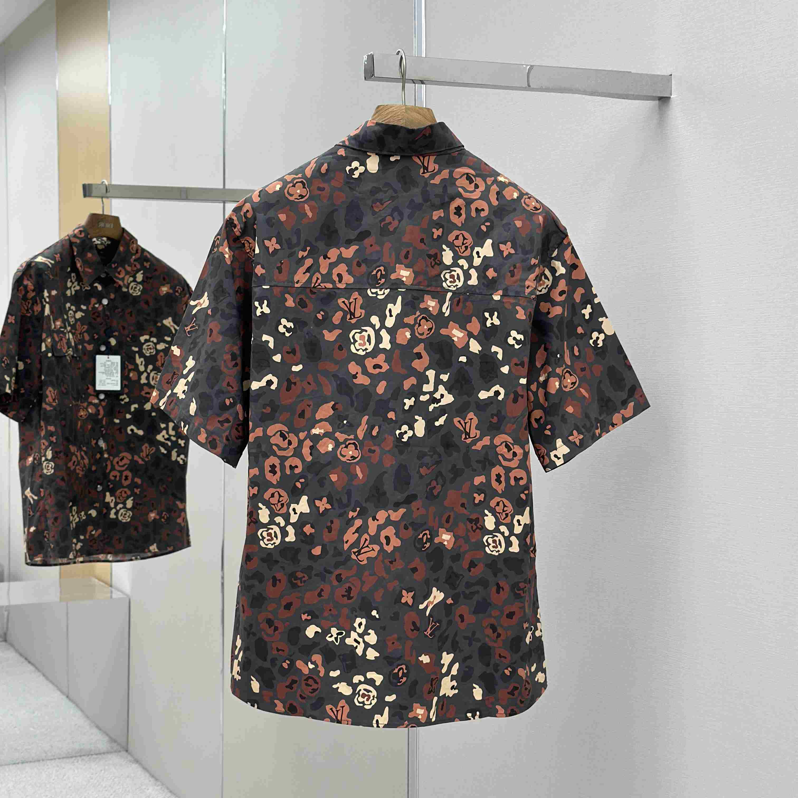 Louis Vuitton Printed Short-Sleeved Workwear Shirt   1AIMGT - DopestKickz