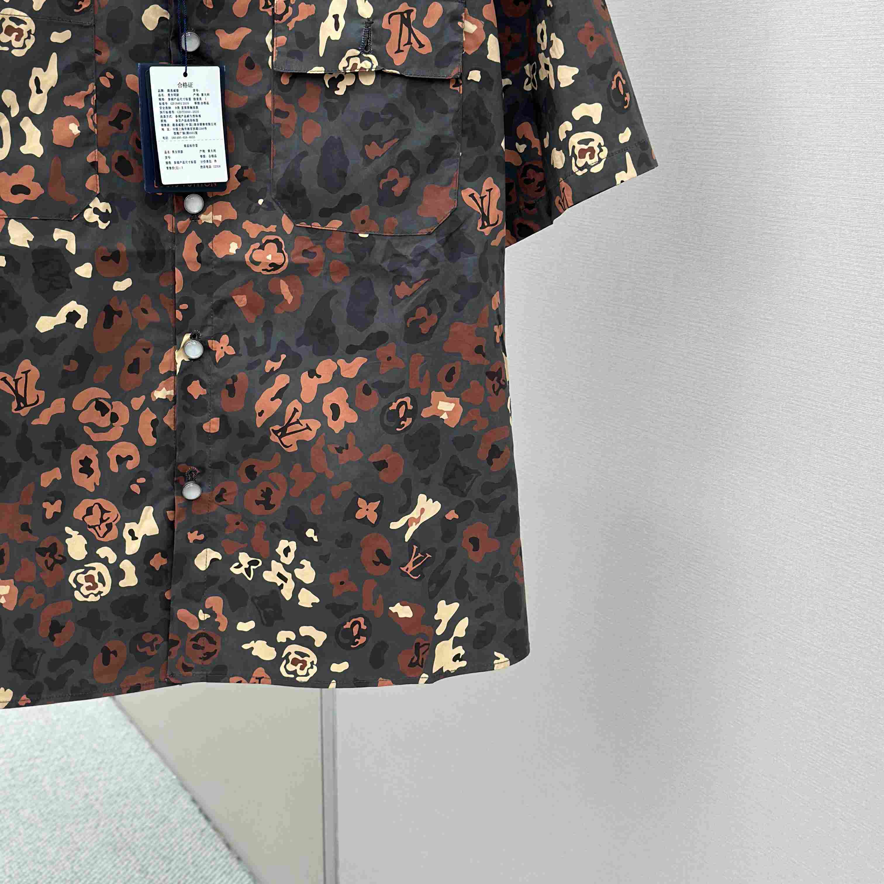 Louis Vuitton Printed Short-Sleeved Workwear Shirt   1AIMGT - DopestKickz