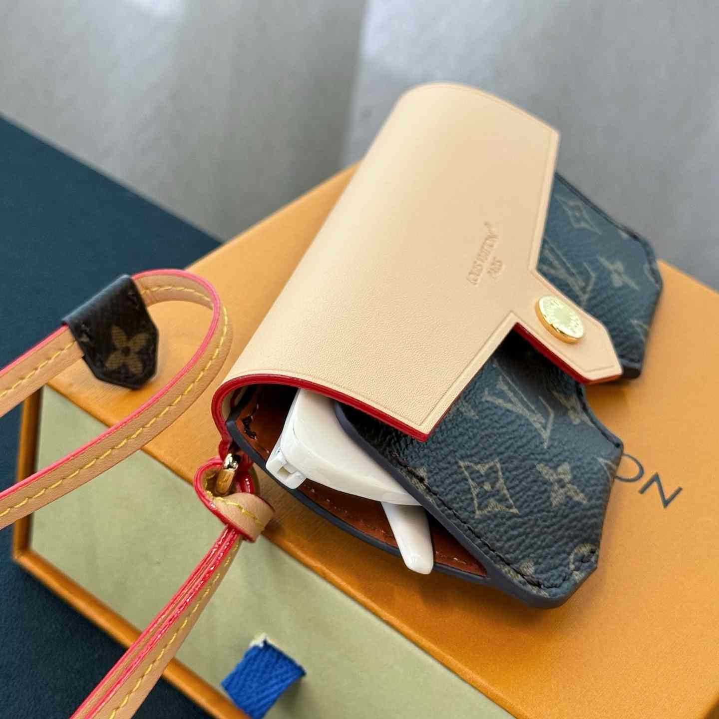 Louis Vuitton LV Glasses Holder   M02701 - DopestKickz