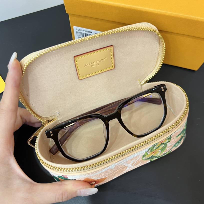 Louis Vuitton Sunglasses Pouch - DopestKickz