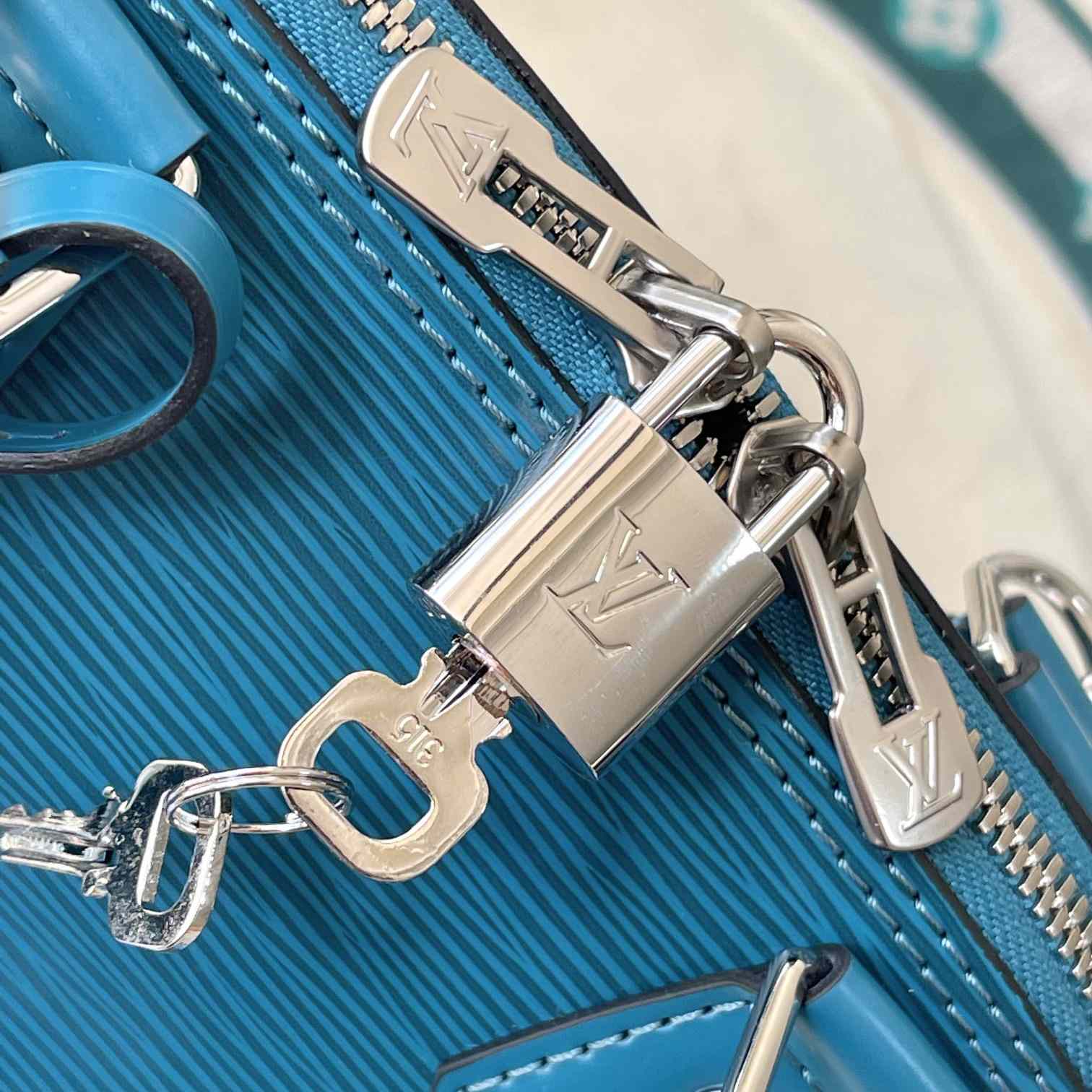 Louis Vuitton  Alma BB Handbag(23.5-17.5-11.5cm)   M20609 - DopestKickz