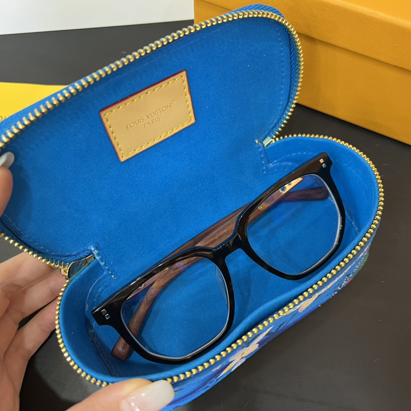Louis Vuitton Sunglasses Pouch - DopestKickz