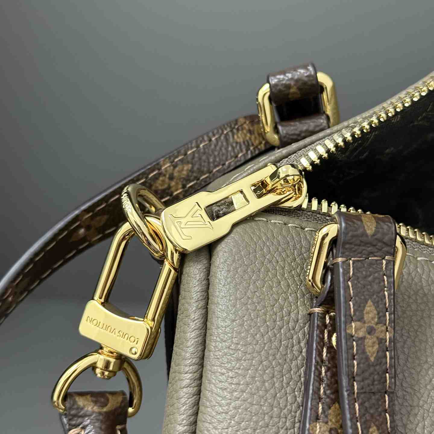 Louis Vuitton Express PM   M26360 - DopestKickz