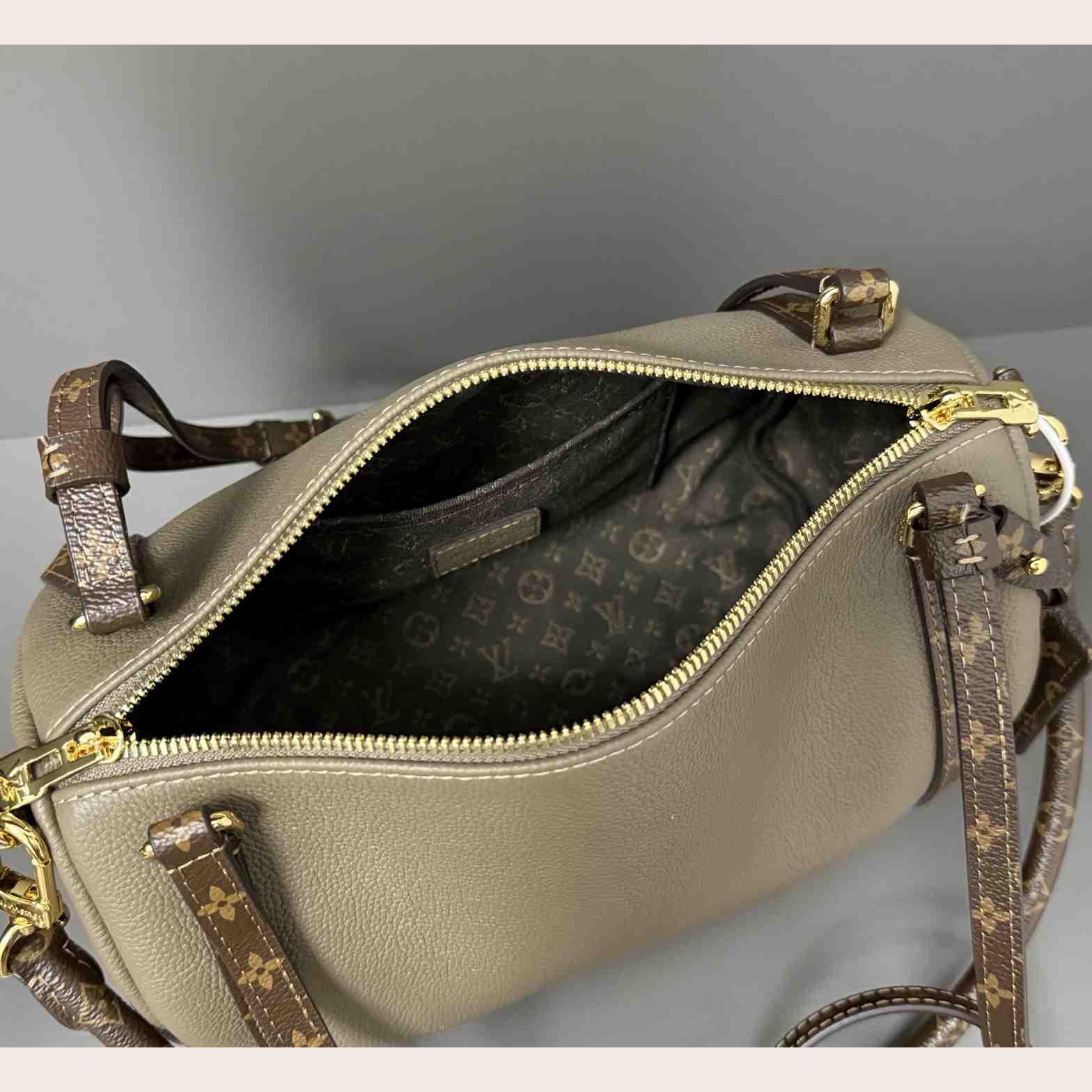 Louis Vuitton Express PM   M26360 - DopestKickz