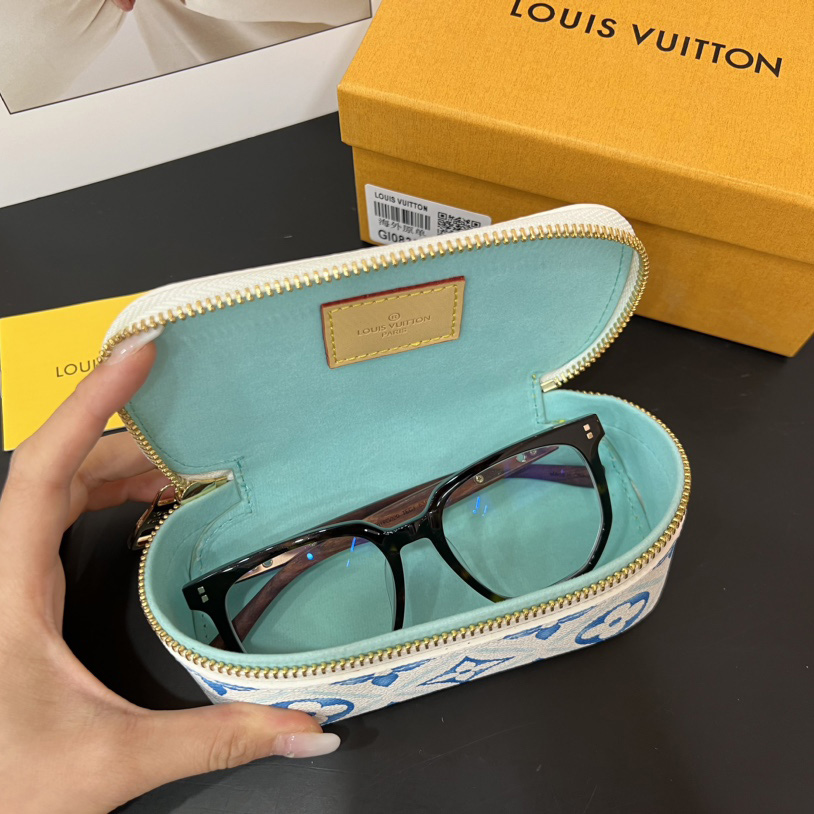 Louis Vuitton Sunglasses Pouch - DopestKickz