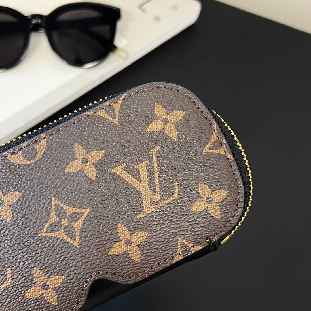Louis Vuitton Sunglasses Pouch - DopestKickz