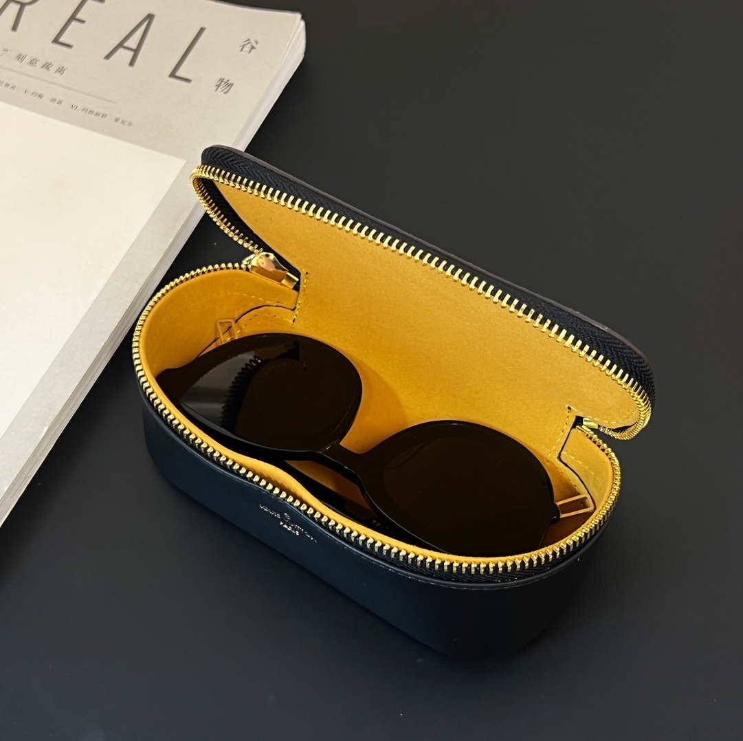 Louis Vuitton Sunglasses Pouch - DopestKickz