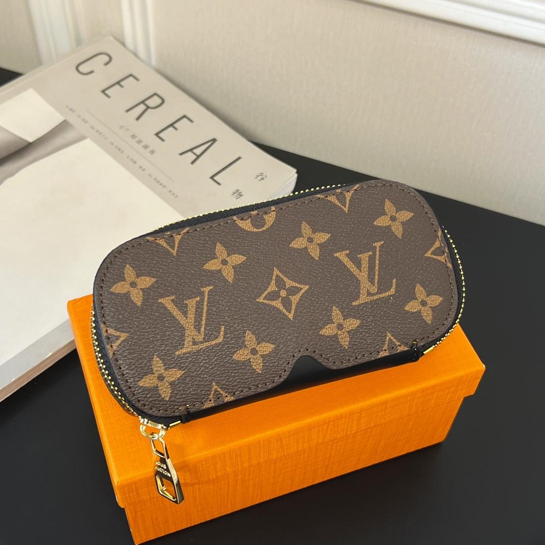 Louis Vuitton Sunglasses Pouch - DopestKickz