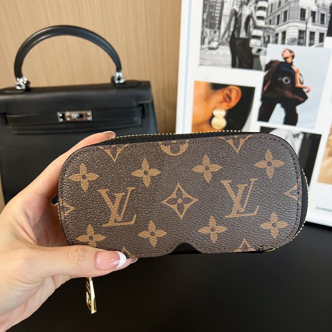 Louis Vuitton Sunglasses Pouch - DopestKickz