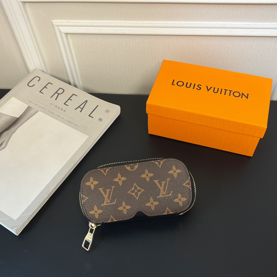 Louis Vuitton Sunglasses Pouch - DopestKickz