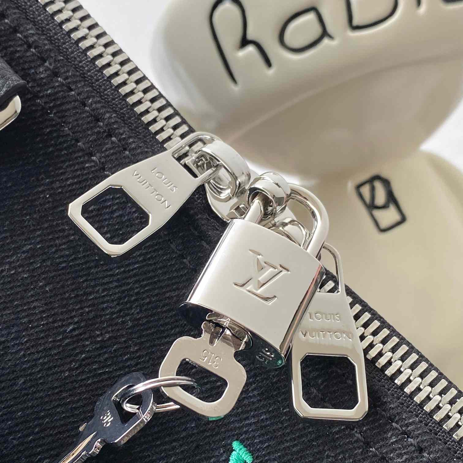 Louis Vuitton Keepall Bandoulière 50   M13966 - DopestKickz