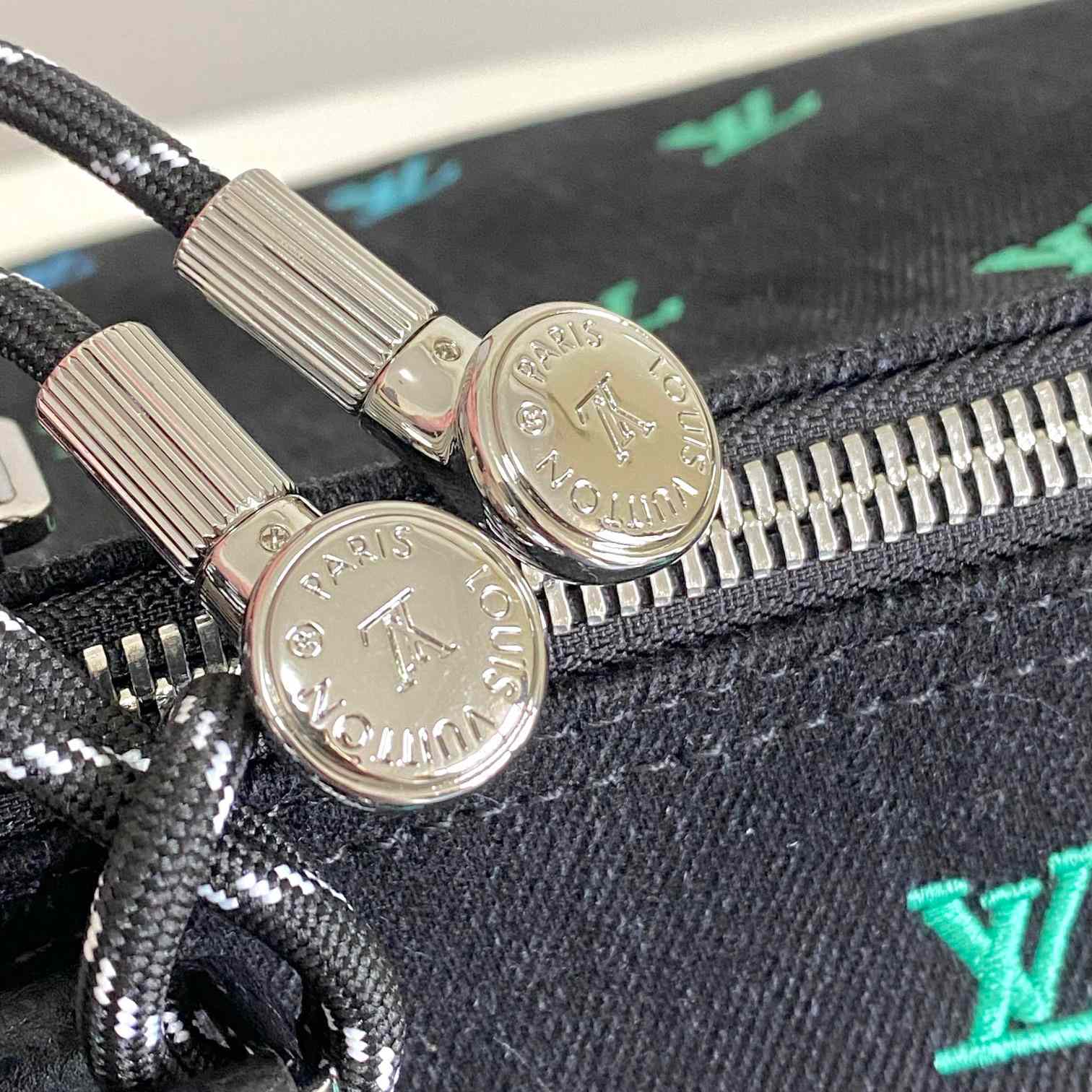 Louis Vuitton Keepall Bandoulière 50   M13966 - DopestKickz