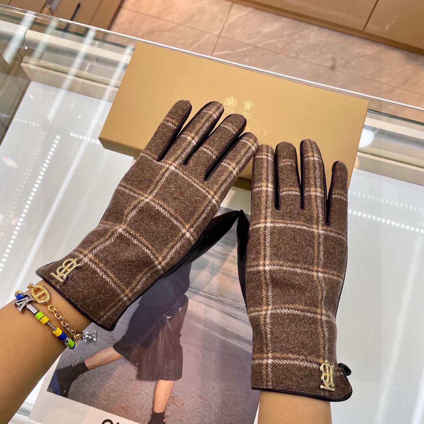 Burberry Gloves  - DopestKickz