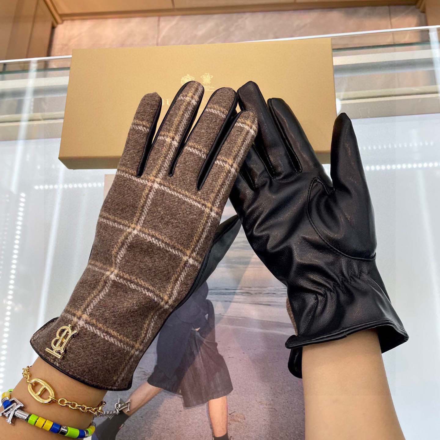 Burberry Gloves  - DopestKickz