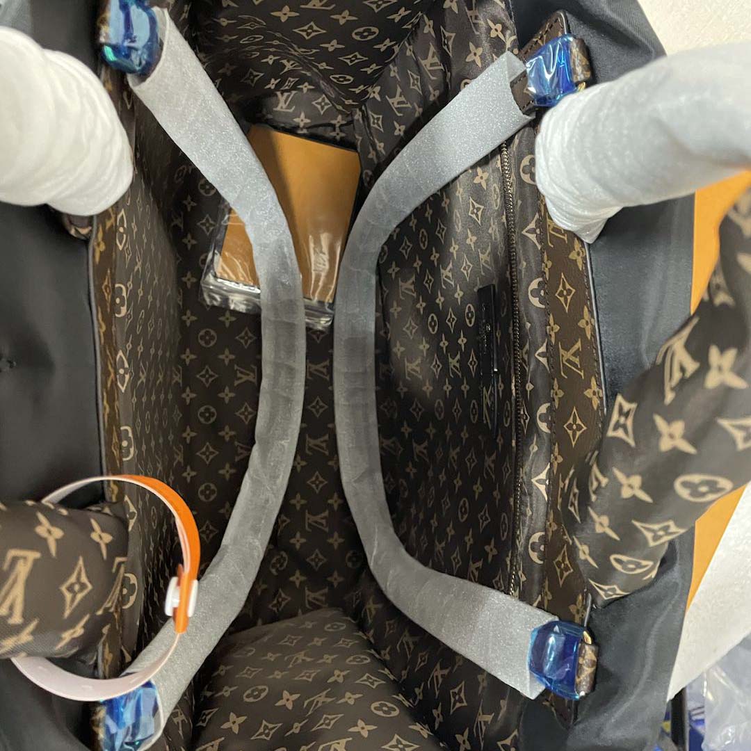 Louis Vuitton Monogram Giant Pillow OnTheGo MM   （41 x 34 x 19cm） - DopestKickz