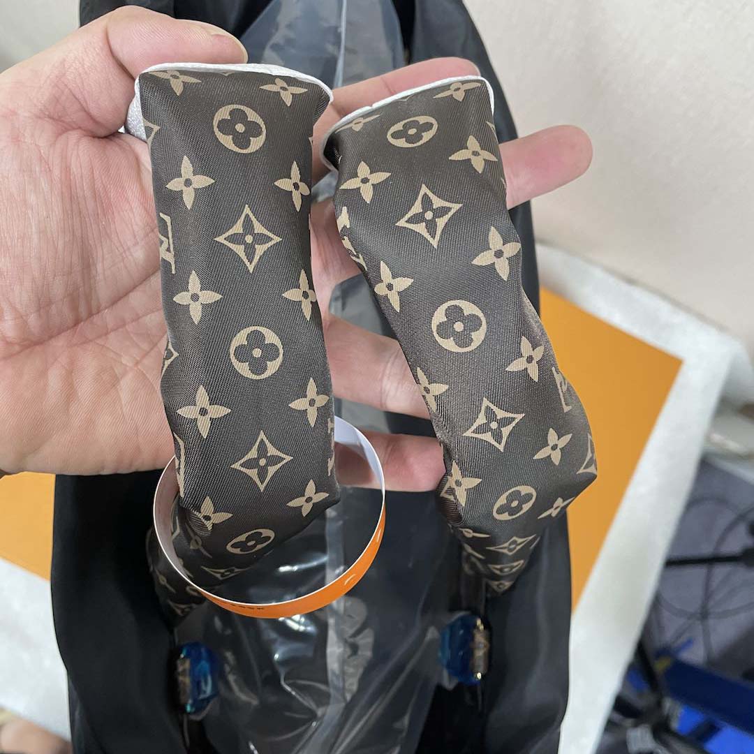 Louis Vuitton Monogram Giant Pillow OnTheGo MM   （41 x 34 x 19cm） - DopestKickz