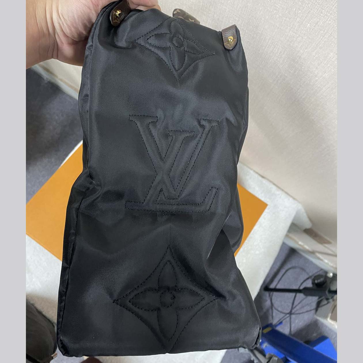 Louis Vuitton Monogram Giant Pillow OnTheGo MM   （41 x 34 x 19cm） - DopestKickz