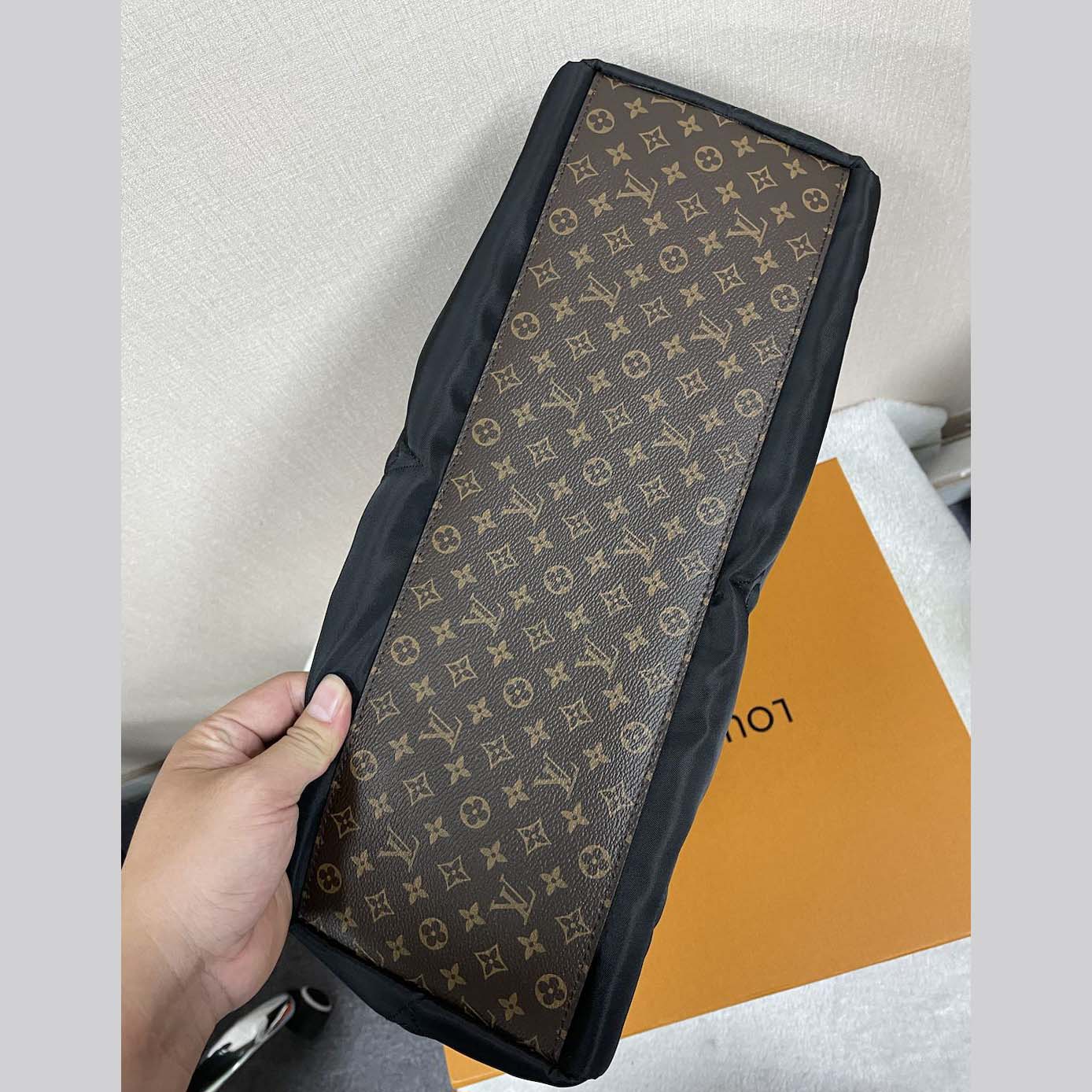Louis Vuitton Monogram Giant Pillow OnTheGo MM   （41 x 34 x 19cm） - DopestKickz