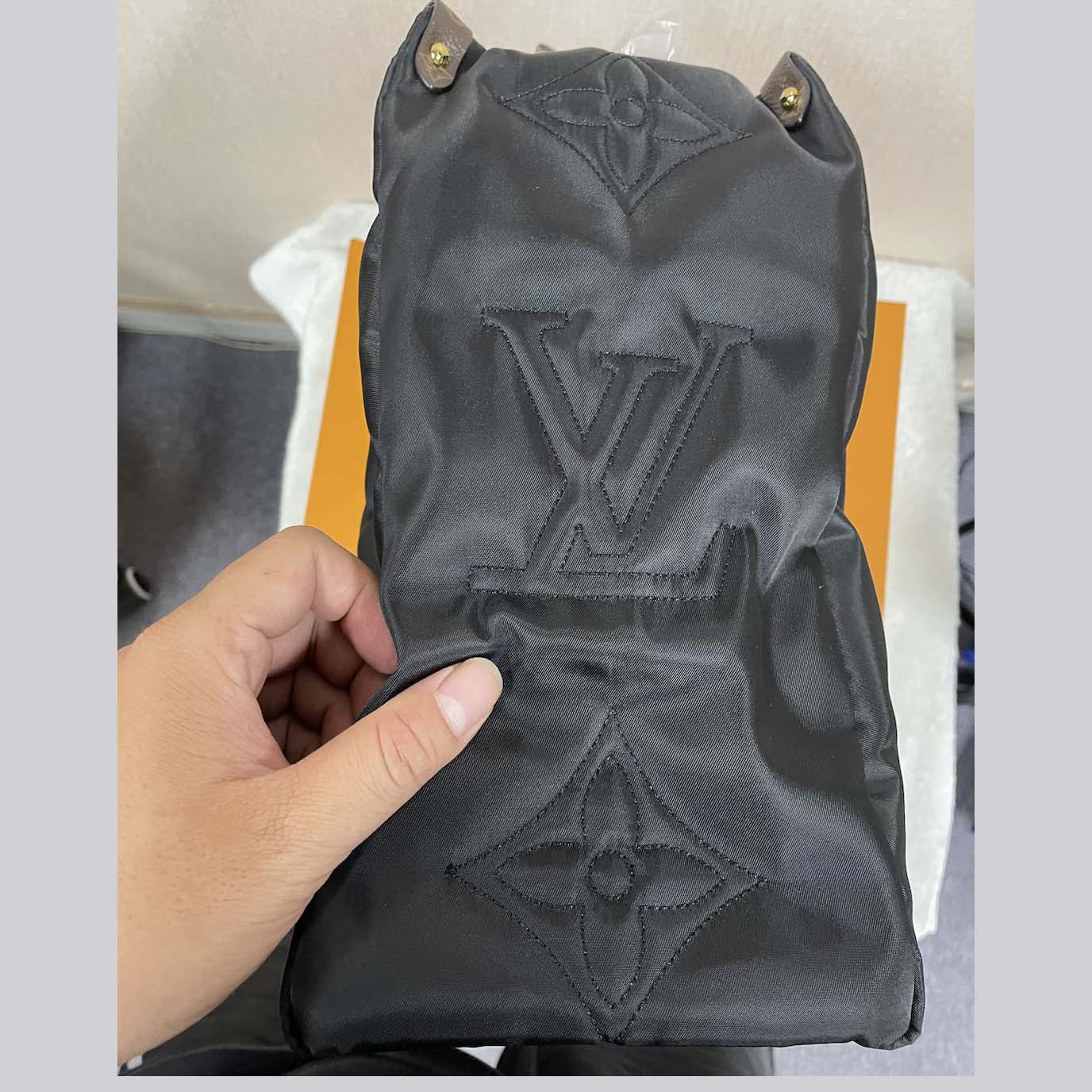 Louis Vuitton Monogram Giant Pillow OnTheGo MM   （41 x 34 x 19cm） - DopestKickz