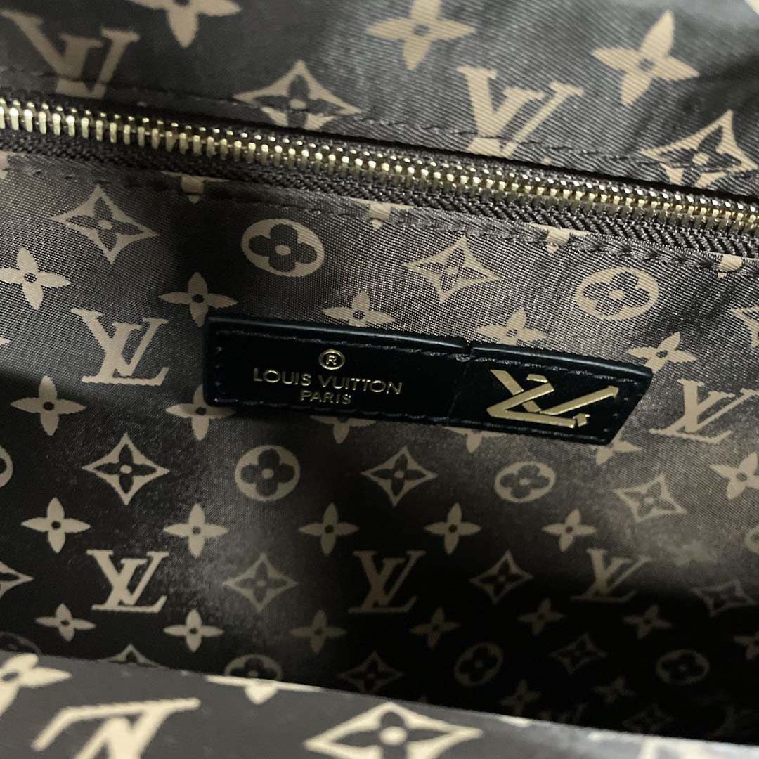 Louis Vuitton Monogram Giant Pillow OnTheGo MM   （41 x 34 x 19cm） - DopestKickz