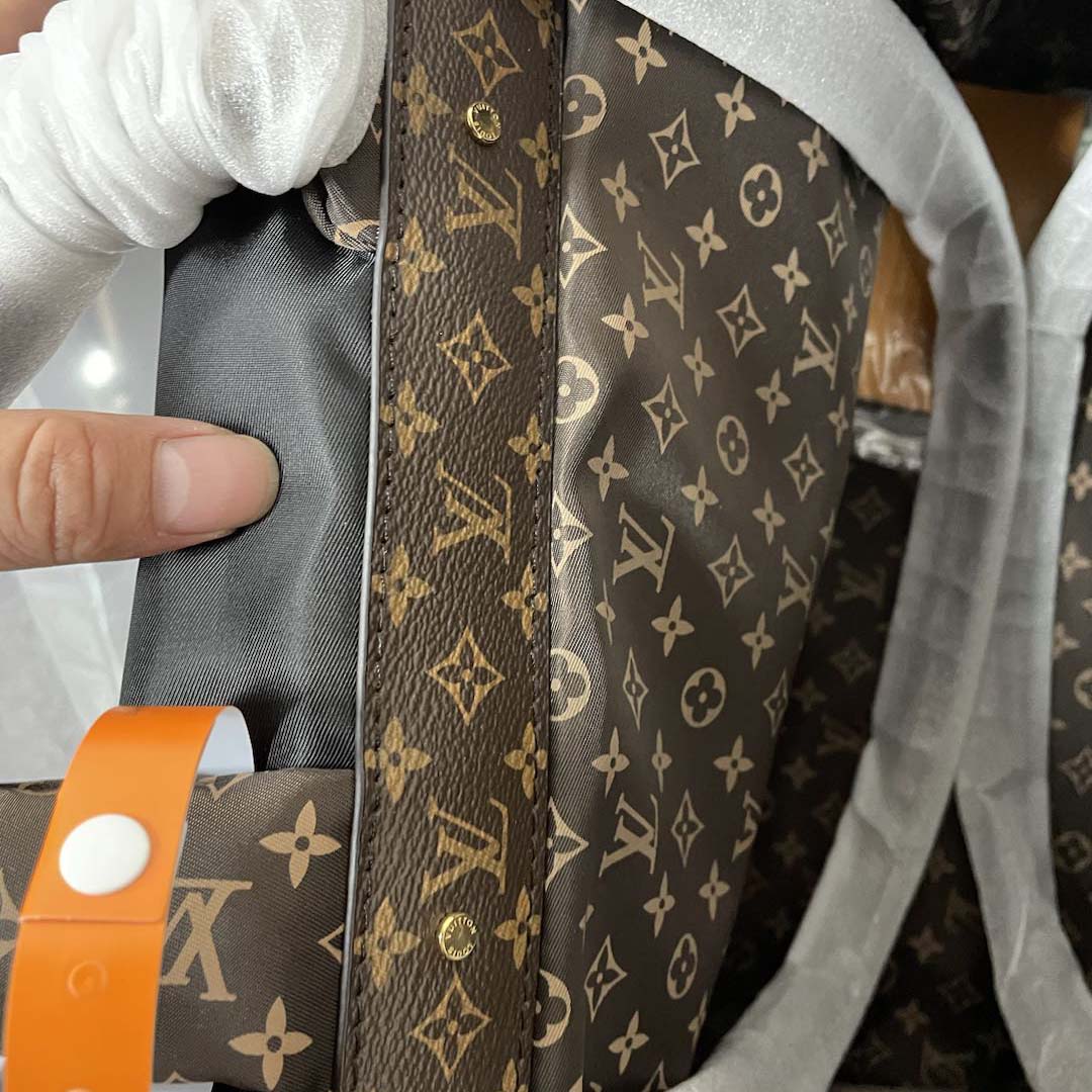 Louis Vuitton Monogram Giant Pillow OnTheGo MM   （41 x 34 x 19cm） - DopestKickz