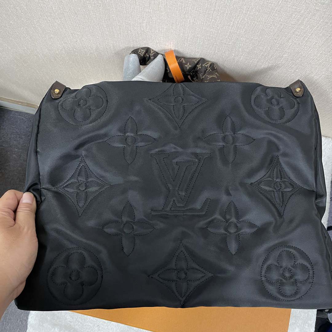 Louis Vuitton Monogram Giant Pillow OnTheGo MM   （41 x 34 x 19cm） - DopestKickz