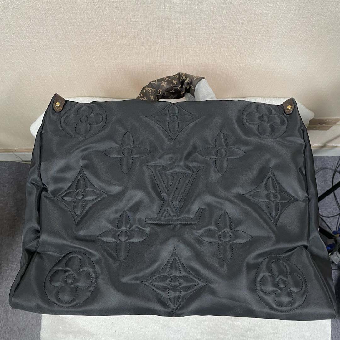 Louis Vuitton Monogram Giant Pillow OnTheGo MM   （41 x 34 x 19cm） - DopestKickz