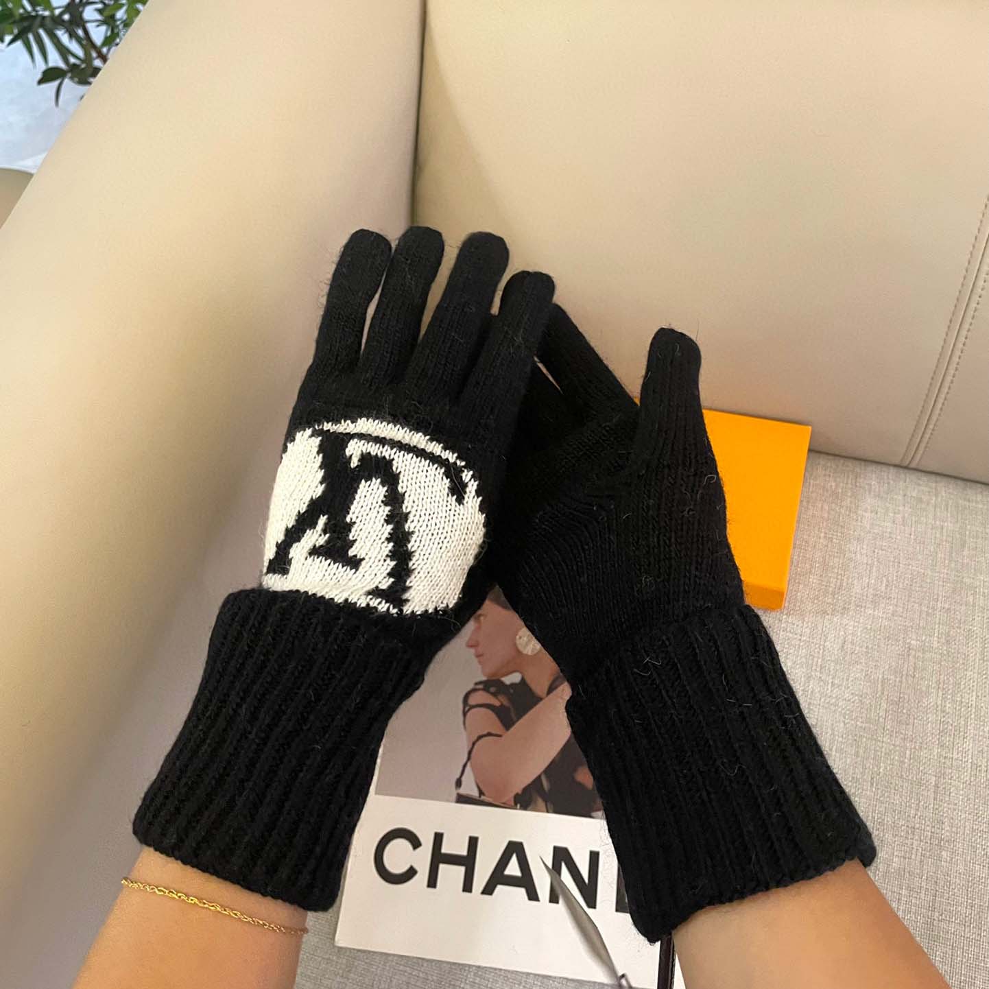 Louis Vuitton LV Medallion Gloves - DopestKickz