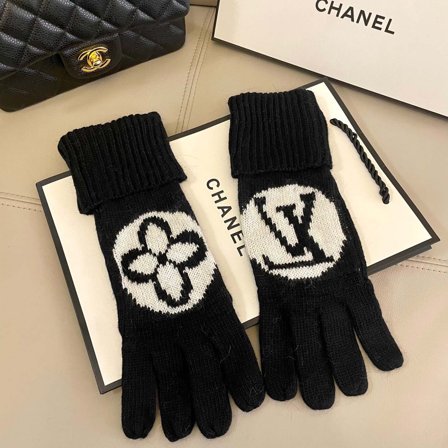Louis Vuitton LV Medallion Gloves - DopestKickz
