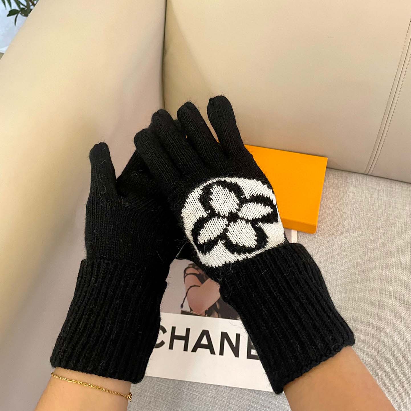Louis Vuitton LV Medallion Gloves - DopestKickz