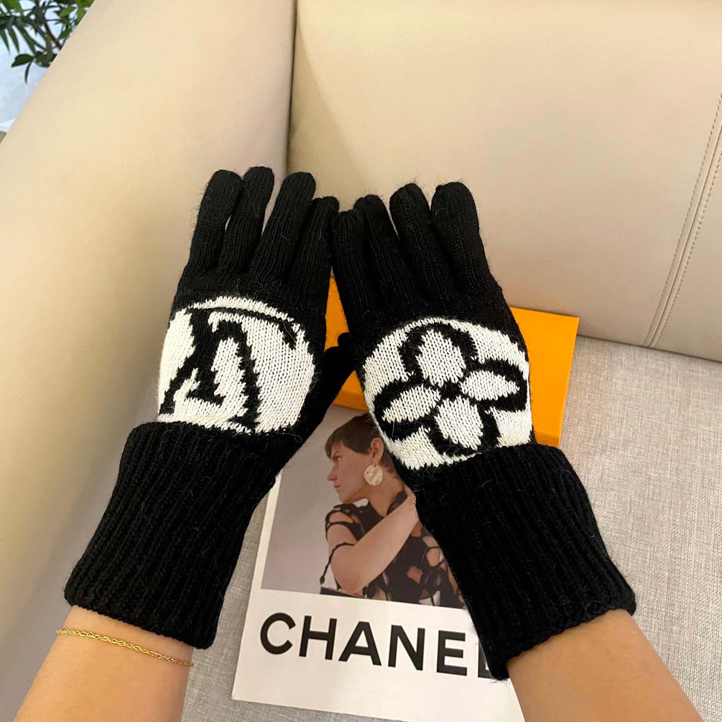 Louis Vuitton LV Medallion Gloves - DopestKickz