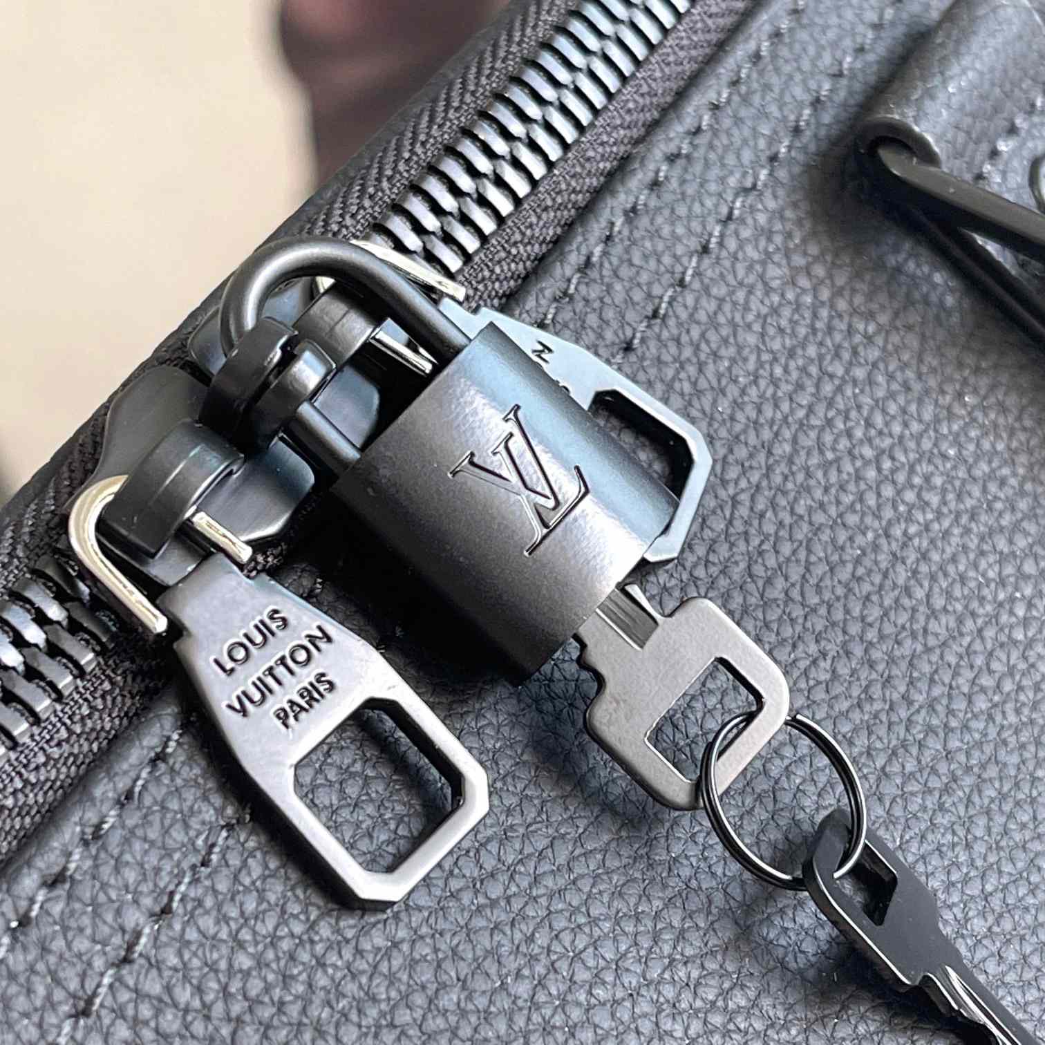 Louis Vuitton Keepall Bandoulière 50   M26118 - DopestKickz