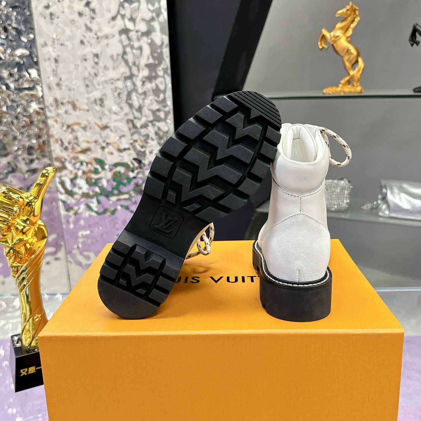 Louis Vuitton Territory Flat Ranger     1ACICS - DopestKickz