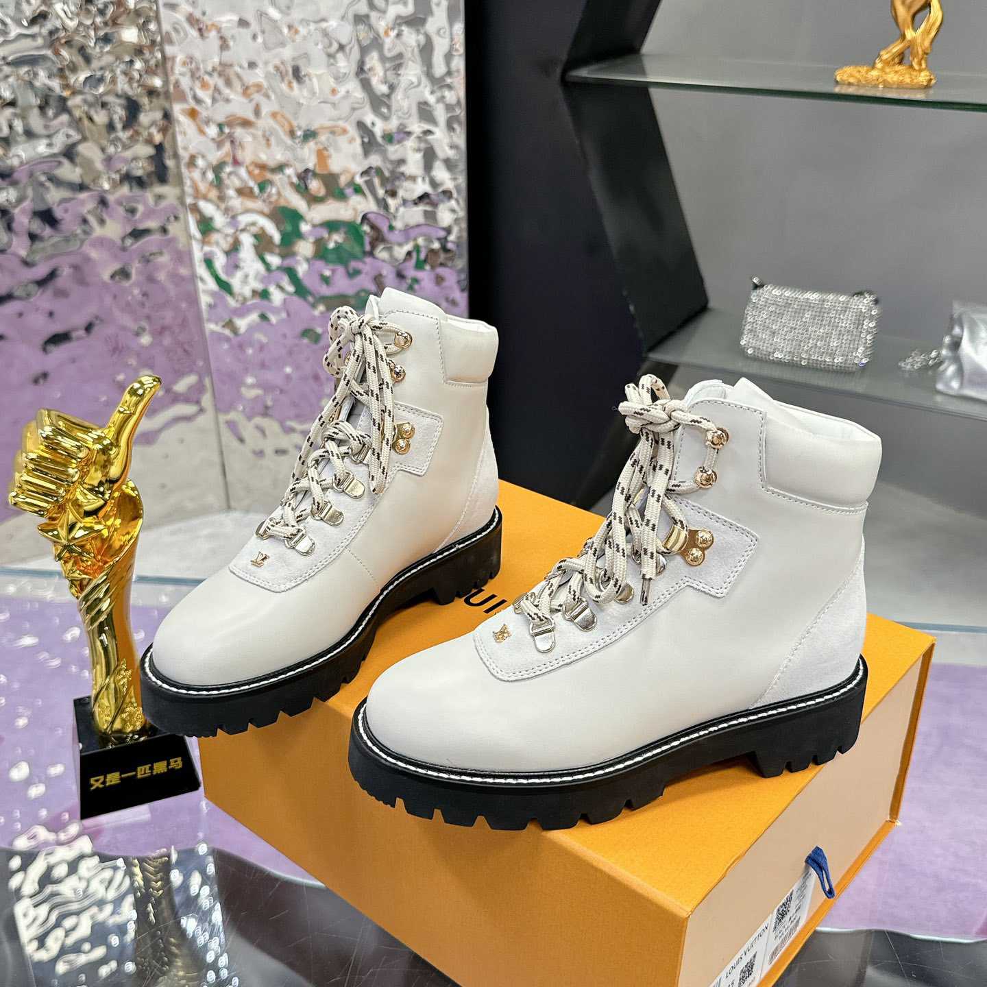 Louis Vuitton Territory Flat Ranger     1ACICS - DopestKickz