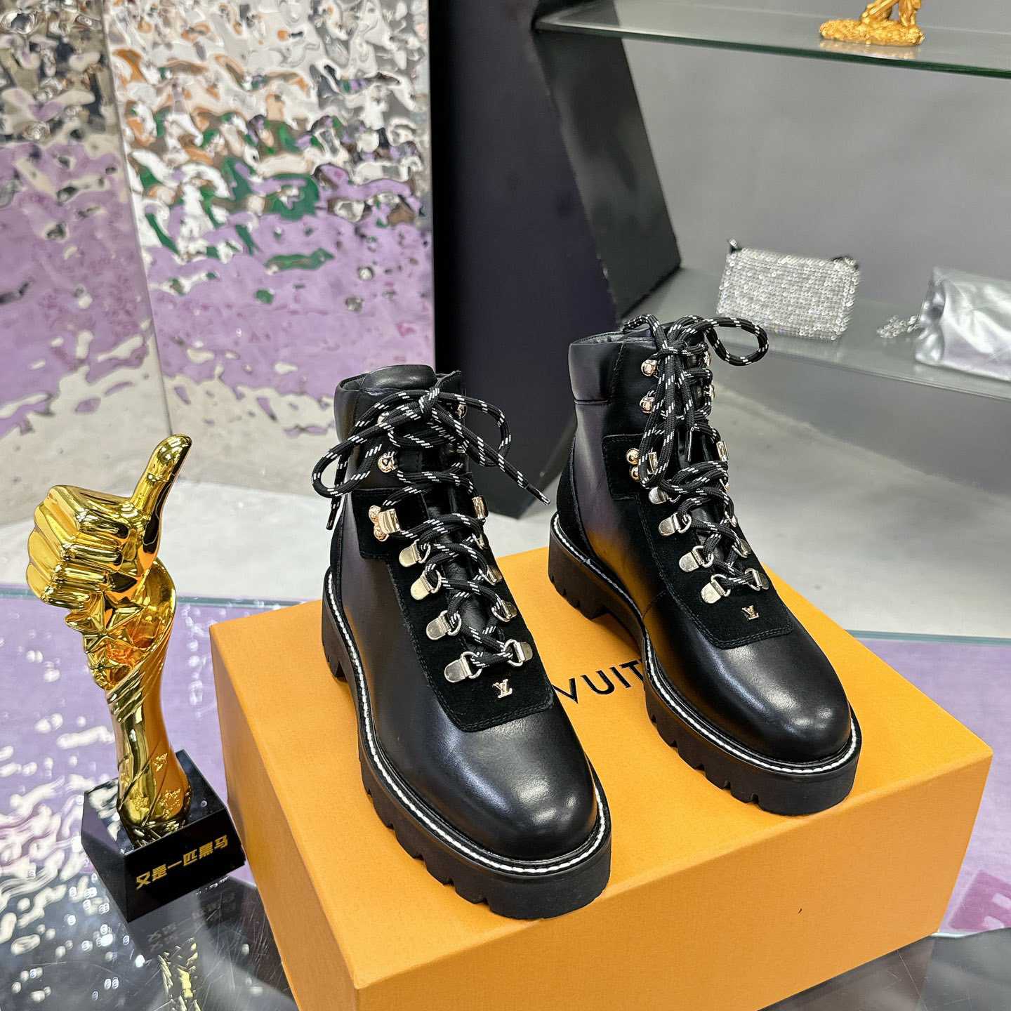 Louis Vuitton Territory Flat Ranger     1ACIBW - DopestKickz