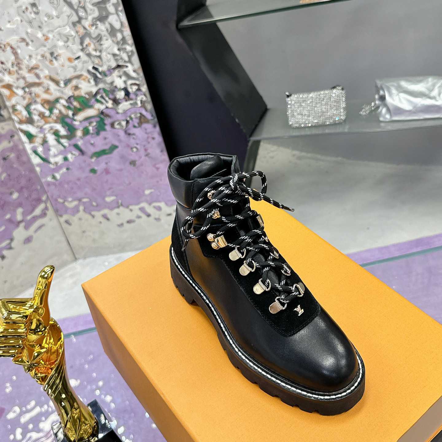 Louis Vuitton Territory Flat Ranger     1ACIBW - DopestKickz