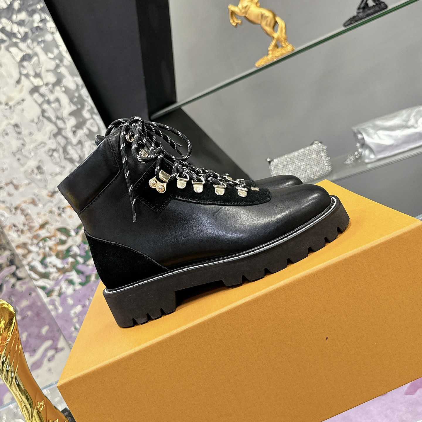 Louis Vuitton Territory Flat Ranger     1ACIBW - DopestKickz