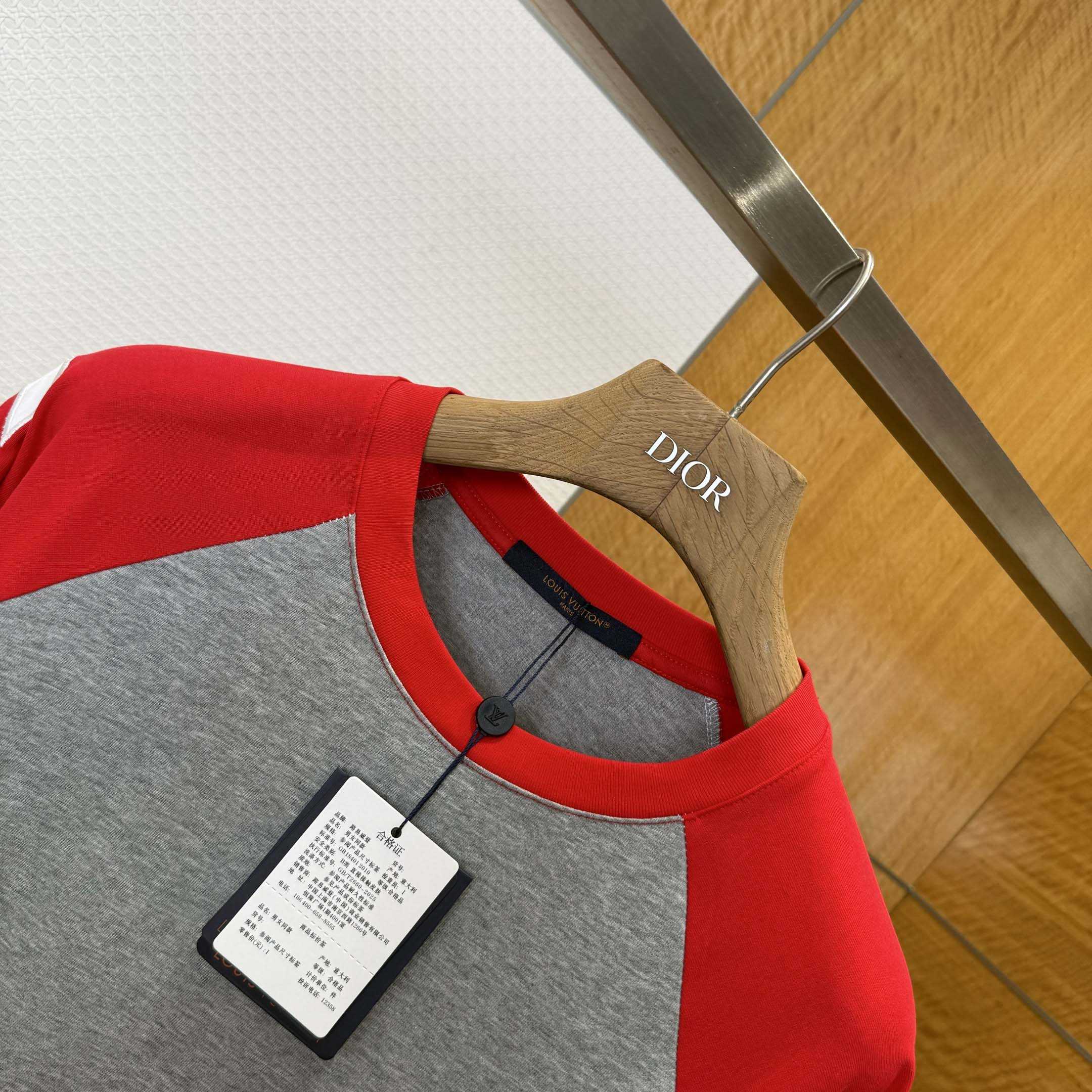 Louis Vuitton Signature Long-Sleeved T-Shirt   1AJCED - DopestKickz