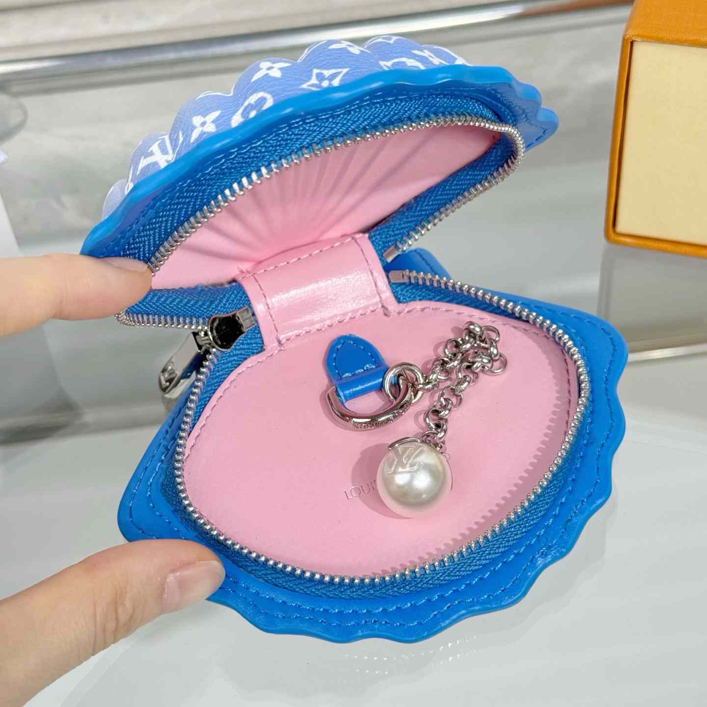 Louis Vuitton LV Shell Bag Charm   M02620 - DopestKickz