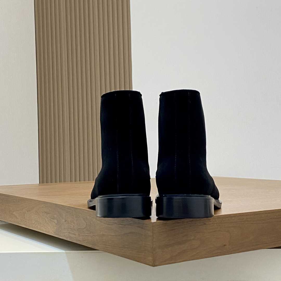 Gucci Men's Suede Lace-Up Boots - DopestKickz