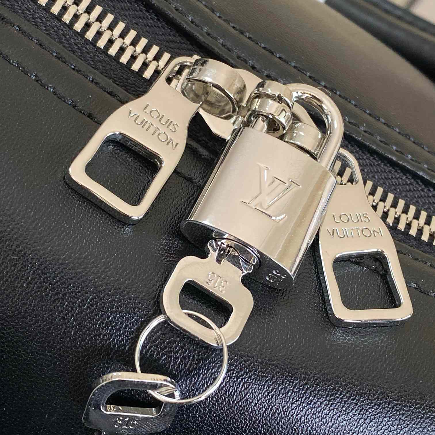 Louis Vuitton Keepall Cargo Bandoulière 50   M13992 - DopestKickz