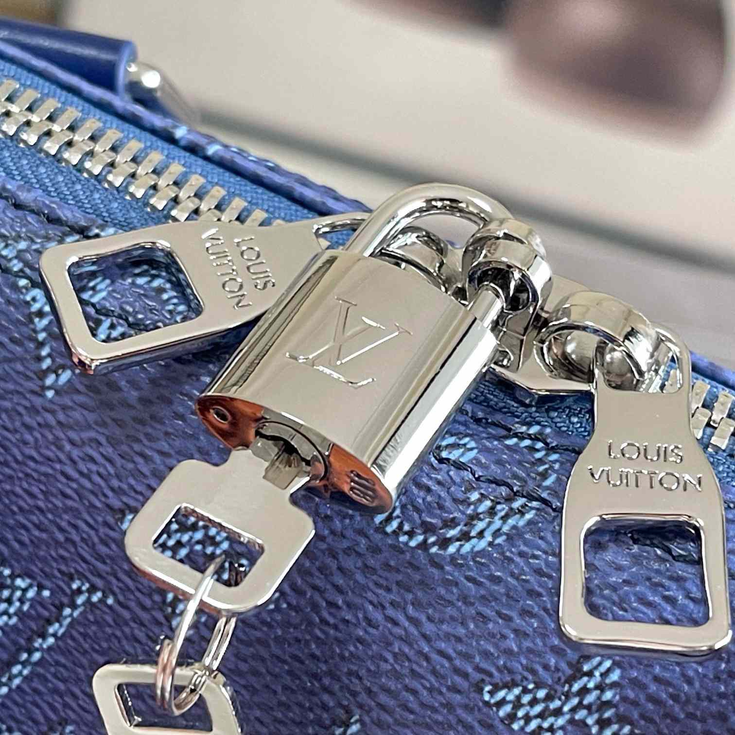 Louis Vuitton Keepall Bandoulière 50   M26864 - DopestKickz